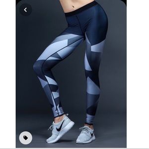 Ultracor geometric pattern leggings NWOT